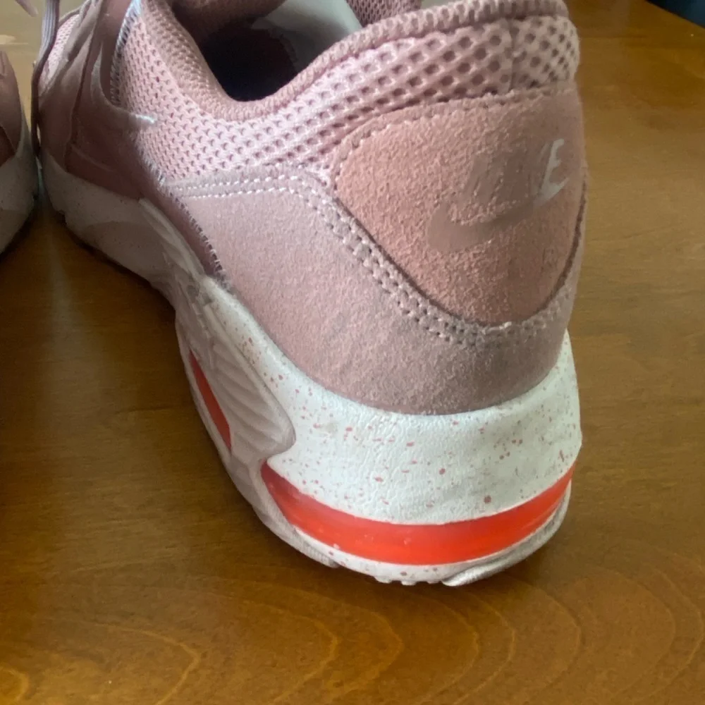 Nike excellent barely